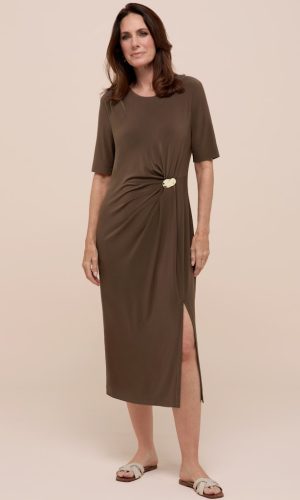 Robe Midi Col Rond Manches Courtes Drappée Metal Fente Devant Fluide Unie