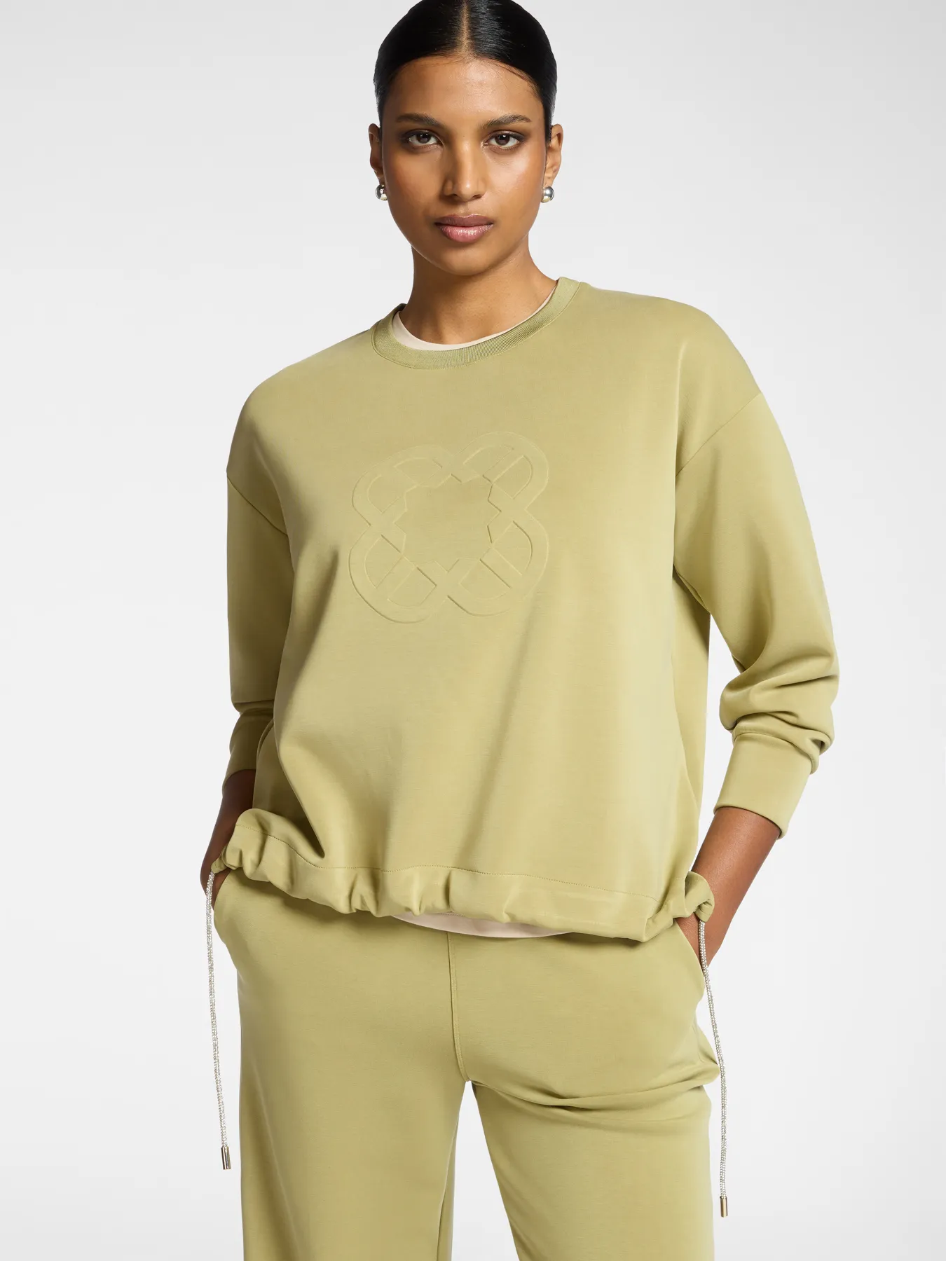 Sweat Col Rond Manches Longues Bas Cordons Logo Placé Relief Ton Sur Ton