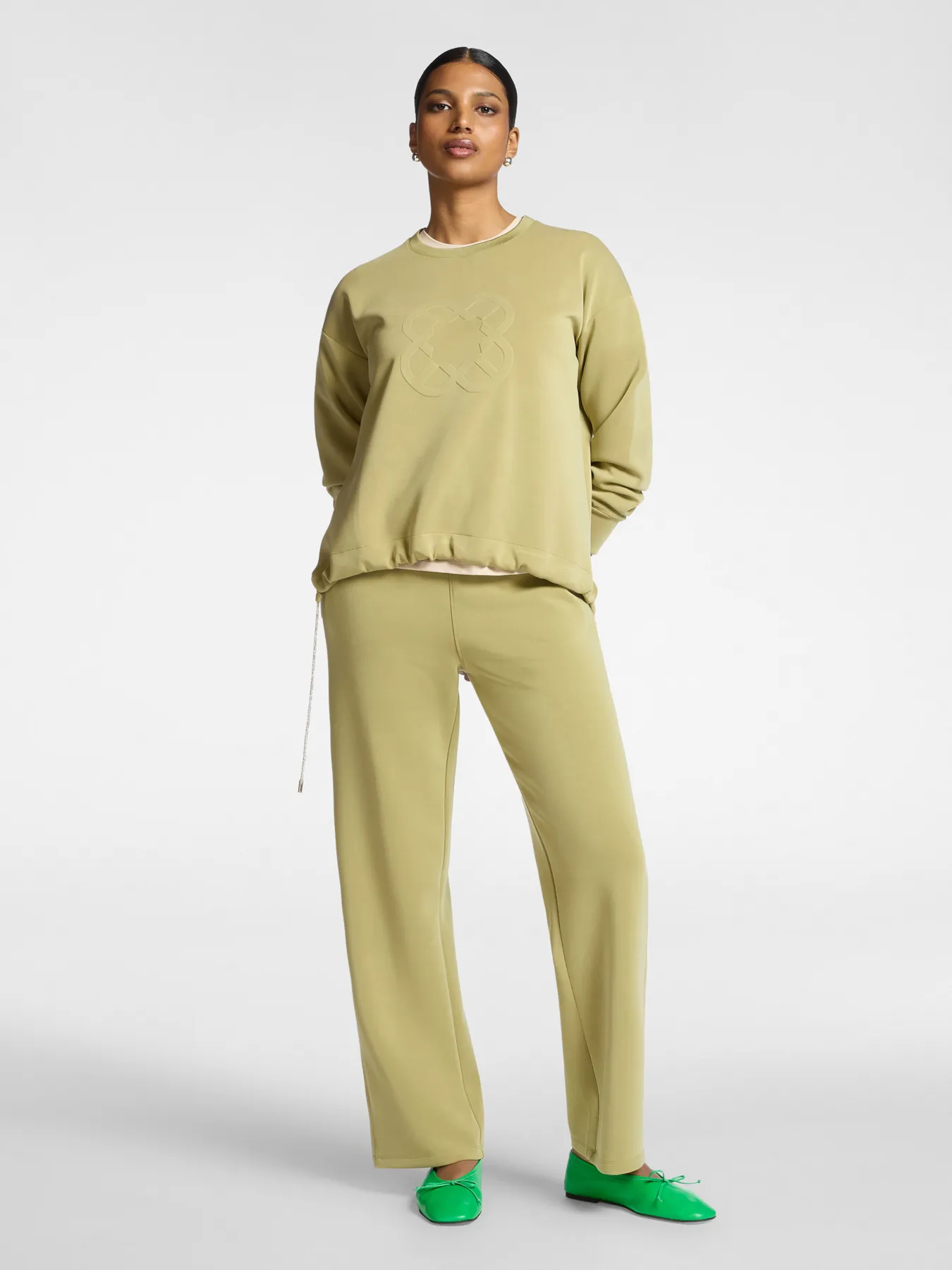 Sweat Col Rond Manches Longues Bas Cordons Logo Placé Relief Ton Sur Ton – Image 5