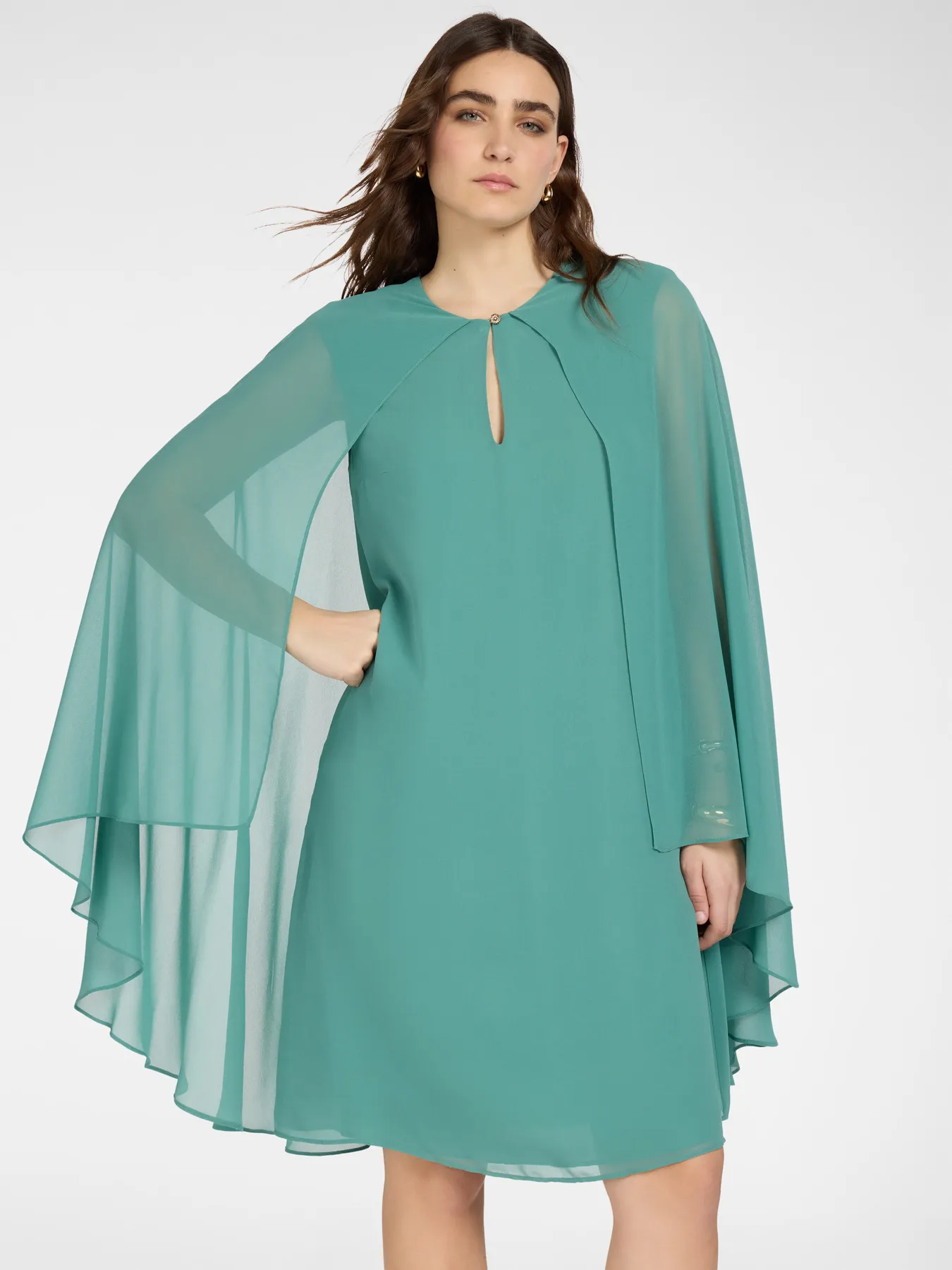 Robe Longueur Genoux Col Goutte Sans Manches Cape Voile Fluide Unie