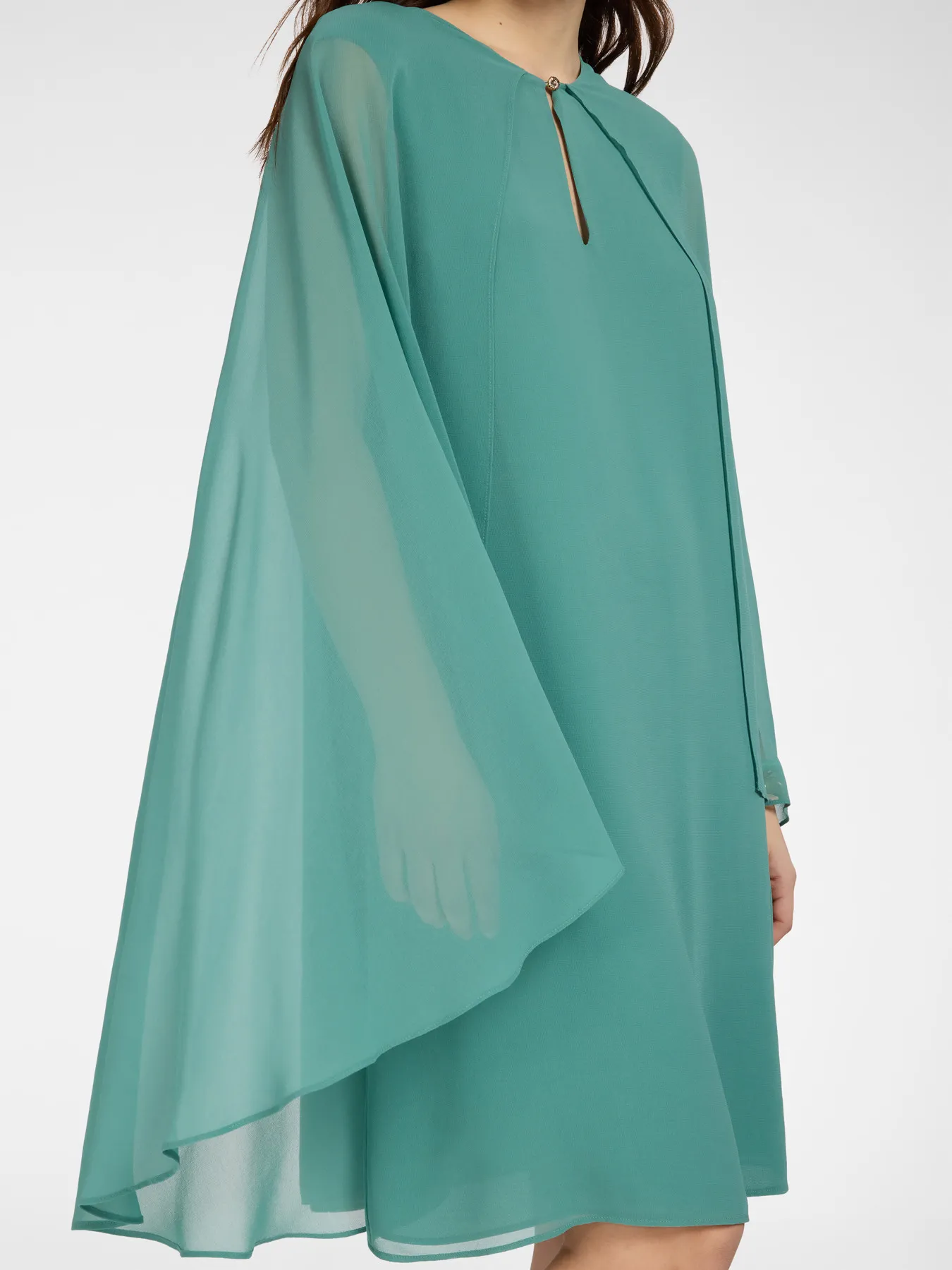 Robe Longueur Genoux Col Goutte Sans Manches Cape Voile Fluide Unie – Image 4