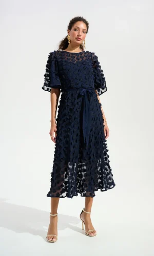 Robe Midi Col Rond Manches Courtes Fleurs Découpe Laser Appliquées Ceinture Fluide