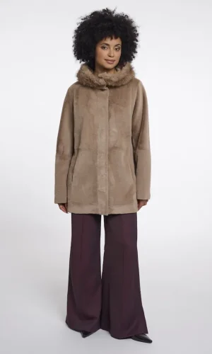 Manteau Mi-long Manches Longues Pressions Deux Poches à Capuche Amovible Fausse Fourrure Dos Arrondi Uni
